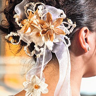 Hair ornaments with Fleurogami flowers for the bride