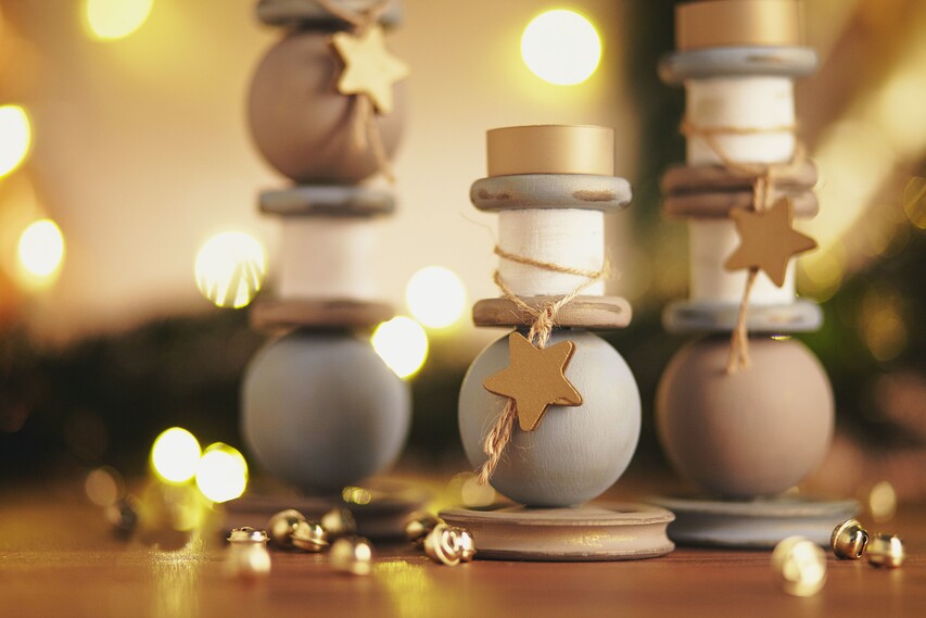 Weihnachtliche Kerzenständer und Hobby Holzspulen aus VBS Kugeln 
