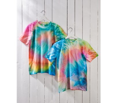 Farbenfrohe Shirts batiken