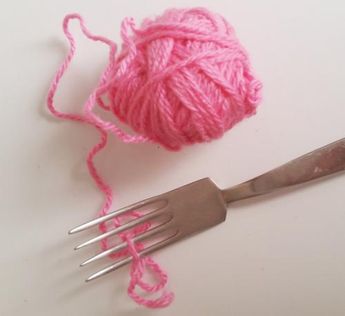 Pompons mit Gabel selber machen Schritt 1 Pompons oder Bommel selber machen mit einer Gabel Anleitung