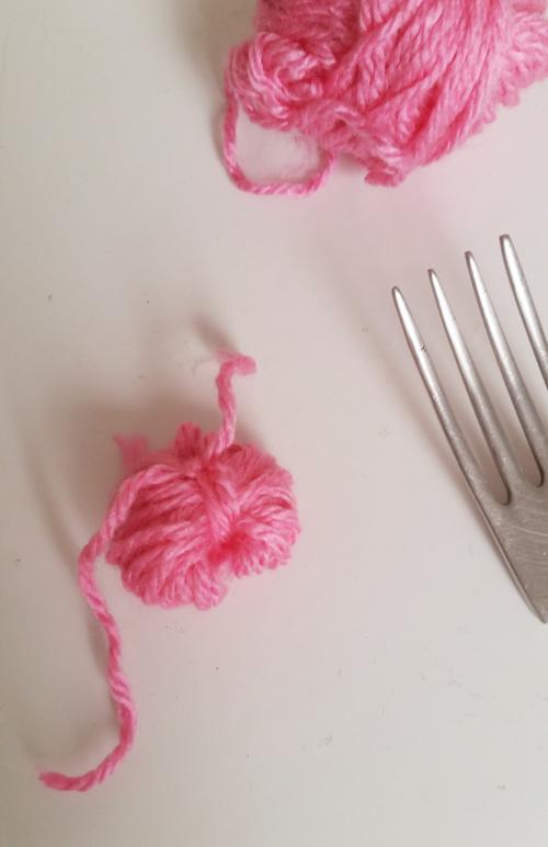 Pompons mit Gabel selber machen Schritt 3 Pompons oder Bommel selber machen mit einer Gabel Anleitung